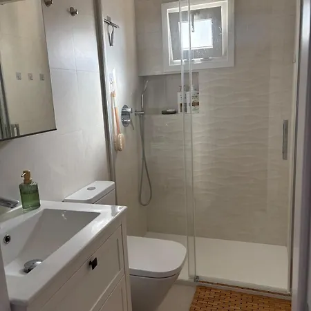 Cozy Getaway 30m From In شقة مالقة